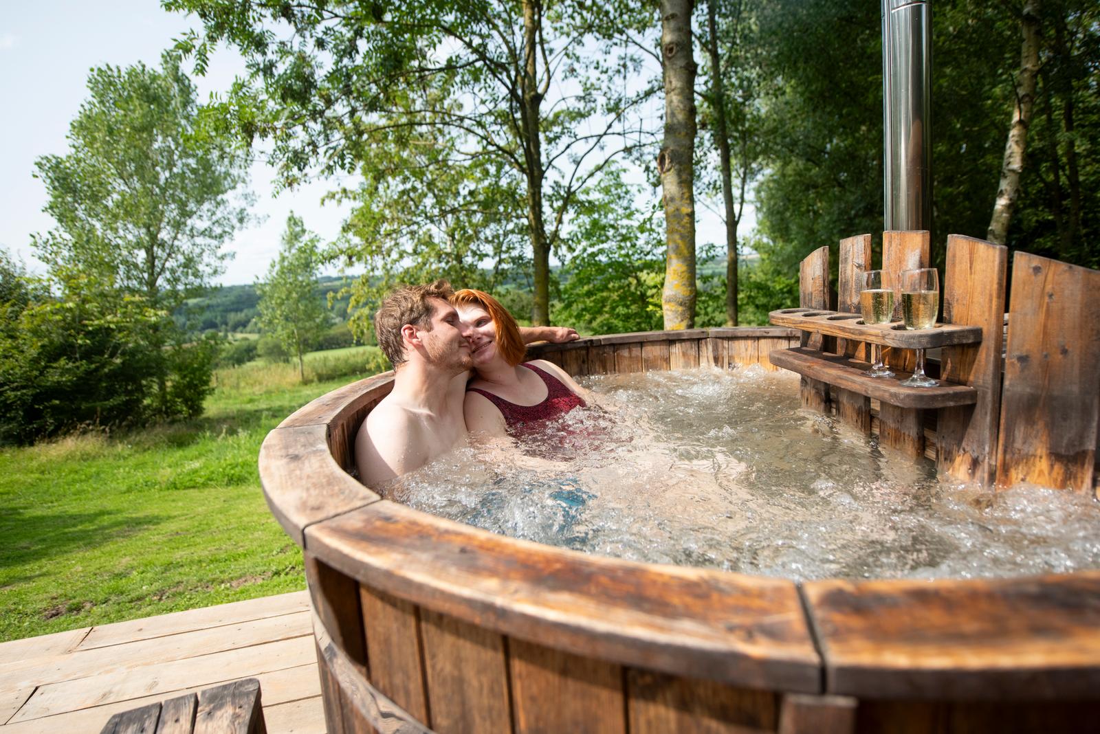 Etréaupont : couple dans le bain nordique du domaine des Foulons 06