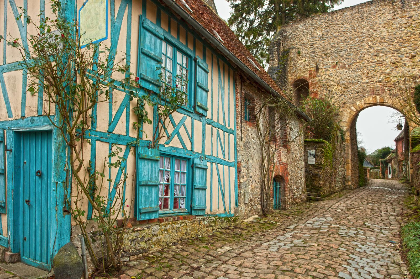 Gerberoy : rue pavée et maison à colombages _ iStock-1079748192