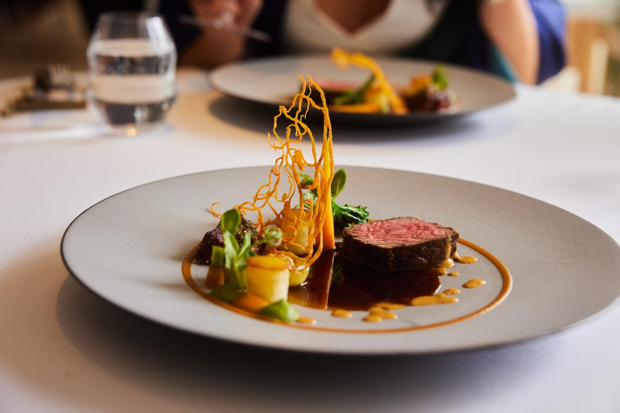 Plat gastronomique - iStock-1436089792
