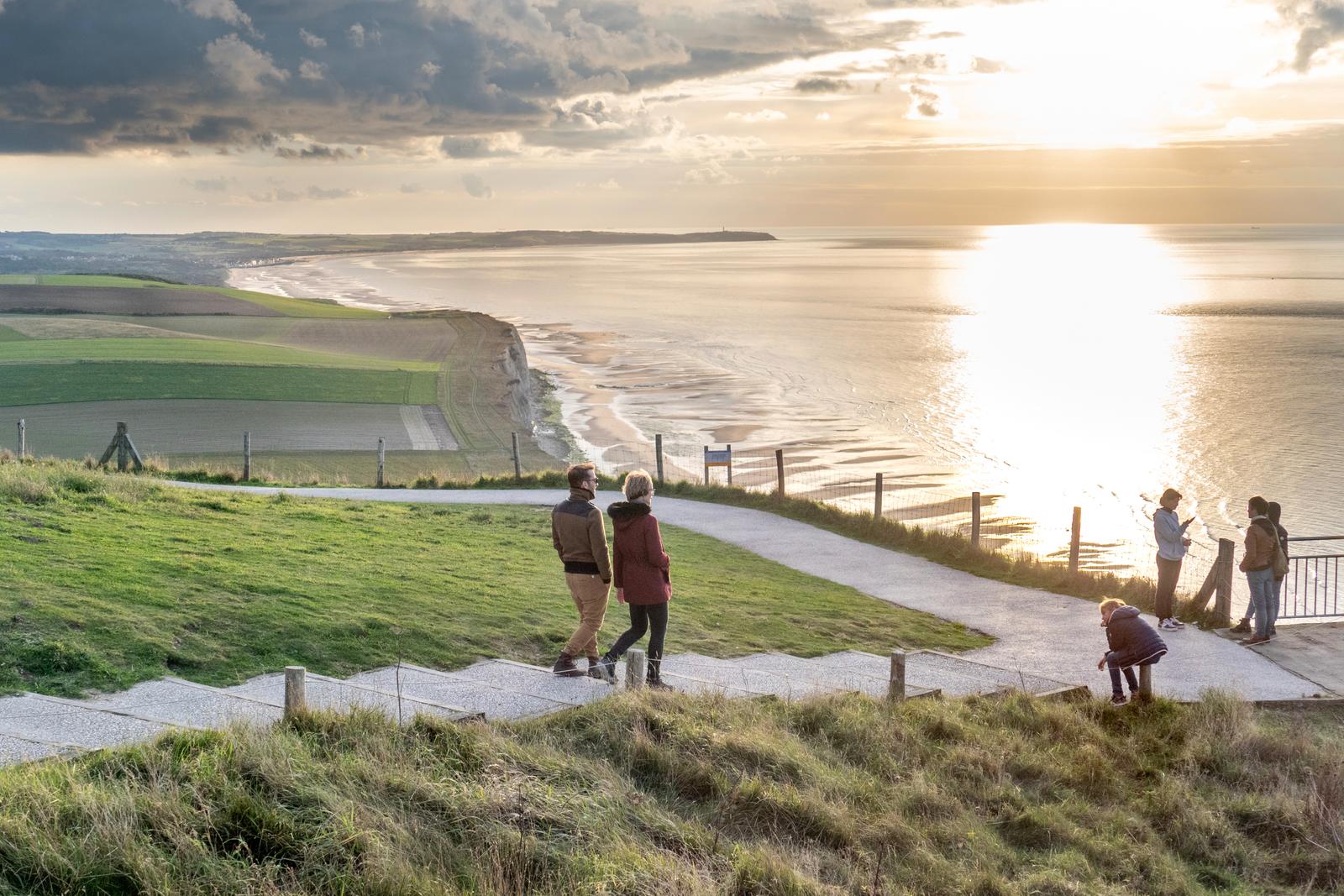 Le Cap Blanc Nez : famille en promenade au crépuscule