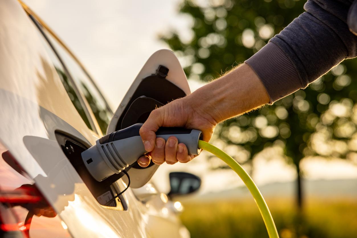 iStock-1354070884 recharge de voiture électrique